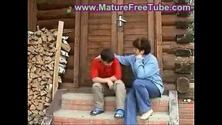 русская женщина с темными волосами целуется с молодым пацаном и занимается с ним сексом