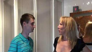 хер трахнул двух зрелых блондинок с огромными буферами